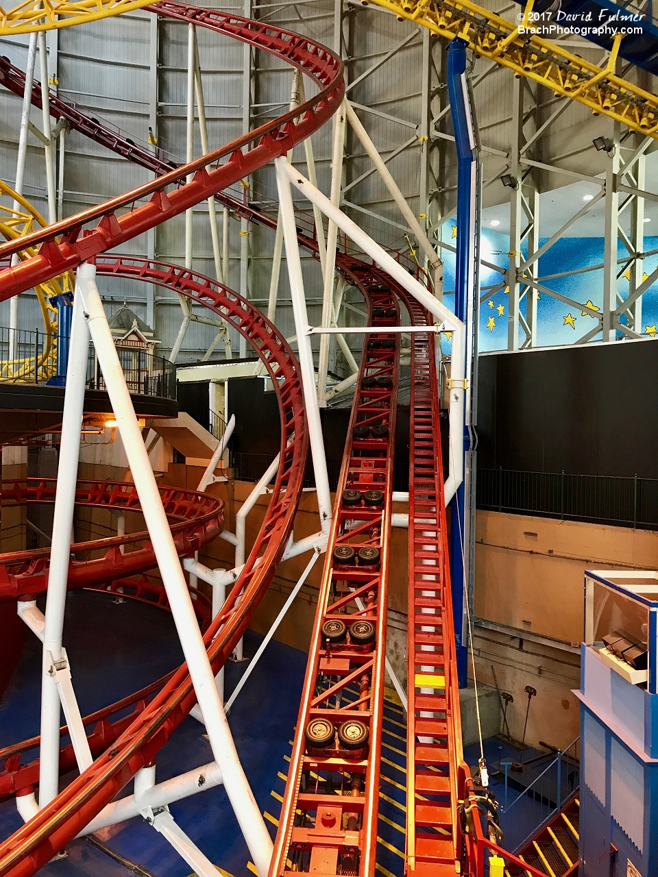 The only straight section of the lift hill on Miondbender.