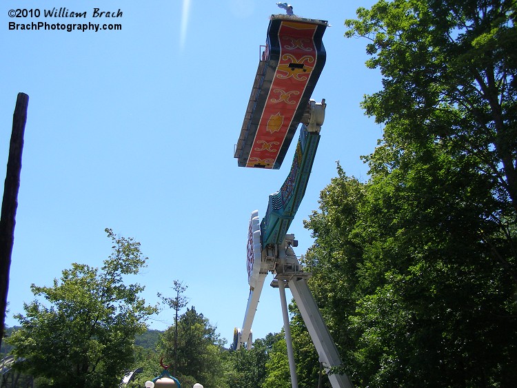 1001 Nacht is a standard Magic Carpet ride at Knoebels.  Here we see it in mid-air.