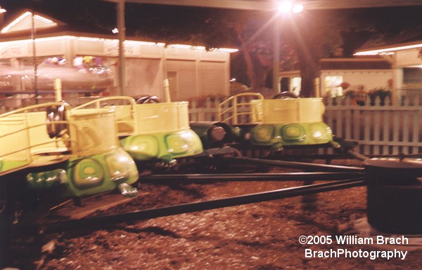 Kiddie Turtles ride at night.