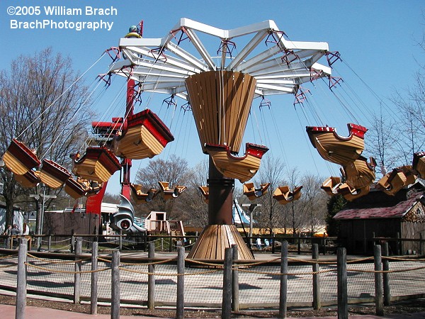 Ride in full motion.  This ride was previously at Kings Dominion in Doswell, Virginia from 1975-1981 as Jamestown Landing.