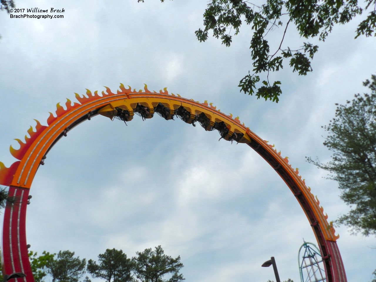 El Diablo being held at the very top for a brief few seconds before falling back down.